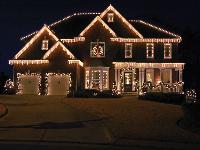Should You Hire Someone For Christmas Lighting?